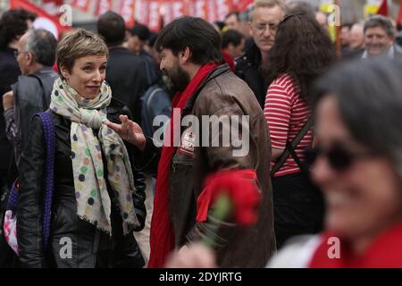 Die Aktivistin der Partei Parti de Gauche (PG) der französischen extremen Linken, Clementine Autain, nimmt an einer Demonstration Teil, zu der der Führer der Front de Gauche (Linke Front), Jean-Luc Melenchon, am 5. Mai 2013 in Paris, Frankreich, aufgerufen hat, gegen die Sparmaßnahmen zu protestieren und eine Sechste Republik zu fordern. Foto von Stephane Lemouton/ABACAPRESS.COM Stockfoto