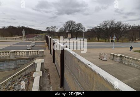 An der Market Street Bridge wurden Hochwassertore errichtet, um Wilkes-Barre und Kingston vor Überschwemmungen durch den Susquehanna River zu schützen.der Susquehanna River ist außerhalb seiner Ufer aufgrund von Regen und Schneeschmelze geschwollen. Der Fluss wird projiziert, um weit über 20 Fuß am Samstag, die Überschwemmungsstufe ist Kamm. Es ist damit zu rechnen, dass in tief liegenden Bereichen, die nicht durch die Deichflutwand geschützt sind, Überschwemmungen zu beobachten sind. Stockfoto