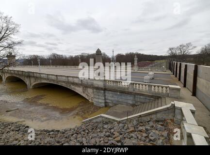 An der Market Street Bridge wurden Hochwassertore errichtet, um Wilkes-Barre und Kingston vor Überschwemmungen durch den Susquehanna River zu schützen.der Susquehanna River ist außerhalb seiner Ufer aufgrund von Regen und Schneeschmelze geschwollen. Der Fluss wird projiziert, um weit über 20 Fuß am Samstag, die Überschwemmungsstufe ist Kamm. Es ist damit zu rechnen, dass in tief liegenden Bereichen, die nicht durch die Deichflutwand geschützt sind, Überschwemmungen zu beobachten sind. Stockfoto