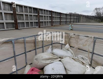 An der Market Street Bridge wurden Hochwassertore errichtet, um Wilkes-Barre und Kingston vor Überschwemmungen durch den Susquehanna River zu schützen.der Susquehanna River ist außerhalb seiner Ufer aufgrund von Regen und Schneeschmelze geschwollen. Der Fluss wird projiziert, um weit über 20 Fuß am Samstag, die Überschwemmungsstufe ist Kamm. Es ist damit zu rechnen, dass in tief liegenden Bereichen, die nicht durch die Deichflutwand geschützt sind, Überschwemmungen zu beobachten sind. Stockfoto