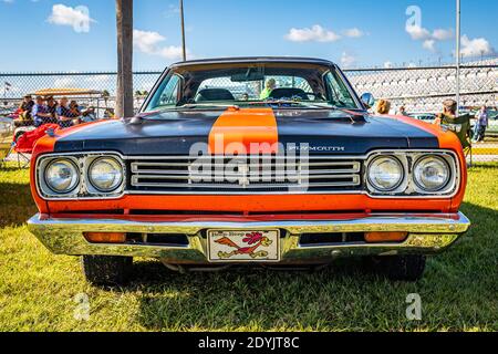 Daytona Beach, FL - 27. November 2020: 1969 Plymouth Road Runner bei einer lokalen Auto-Show. Stockfoto