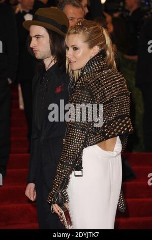 Sienna Miller nimmt am 6. Mai 2013 an der "Punk: Chaos to Couture" Costume Institute Benefit Met Gala im Metropolitan Museum of Art in New York City, NY, USA Teil. Foto von Lionel Hahn/ABACAPRESS.COM Stockfoto