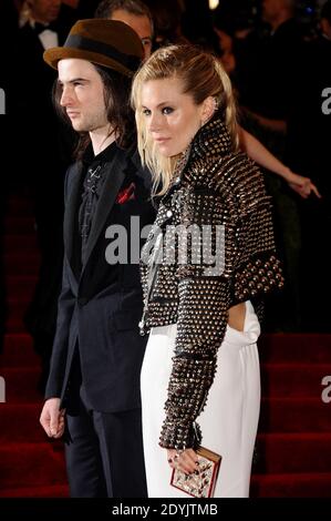 Sienna Miller nimmt am 6. Mai 2013 an der "Punk: Chaos to Couture" Costume Institute Benefit Met Gala im Metropolitan Museum of Art in New York City, NY, USA Teil. Foto von Lionel Hahn/ABACAPRESS.COM Stockfoto