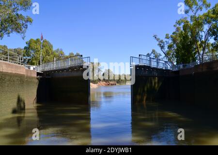 Große mechanische hydraulische Tore von Lock 11 auf dem Murray Fluss in Mildura Öffnung, um Boote durch zu lassen Untere Ebene am Mildura Wehr Stockfoto