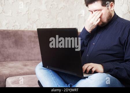 Konzept, ein kaukasischer Mann hat eine Schmerzen in den Augen wegen der Note Buche, Kopien des Raumes Stockfoto