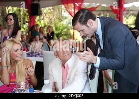 Crystal Harris, Hugh Hefner, Cooper Hefner, Playboy's 2013 Mittagessen im Playboy Mansion in Holmby Hills, Los Angeles, CA, USA, 9. Mai 2013 (im Bild: Crystal Harris, Hugh Hefner, Cooper Hefner). Foto von Baxter/ABACAPRESS.COM Stockfoto