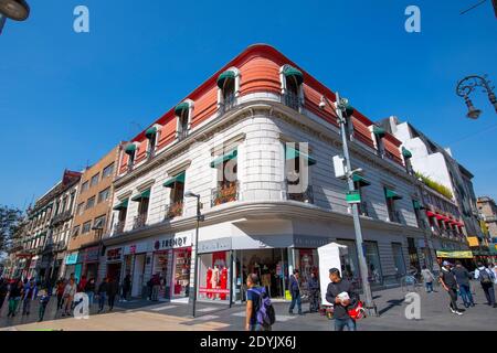 Historische Gebäude an der Calle de Filomeno Mata und der Avenida Francisco Madero neben dem Zocalo Constitution Square, Mexico City CDMX, Mexiko. Stockfoto