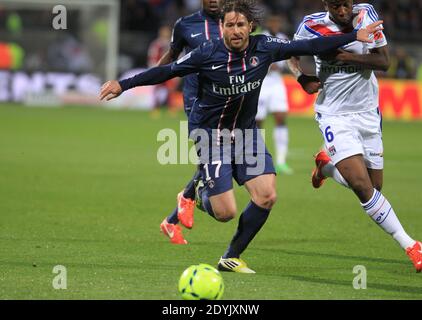 OL's Gueida Fofana und PSG's Andrade beim Fußballspiel der Ersten Liga, Olympique Lyonnais gegen Paris Saint-Germain im Gerland Stadion in Lyon, Frankreich am 12. Mai 2013. PSG gewann 1:0. Foto von Vincent Dargent/ABACAPRESS.COM Stockfoto