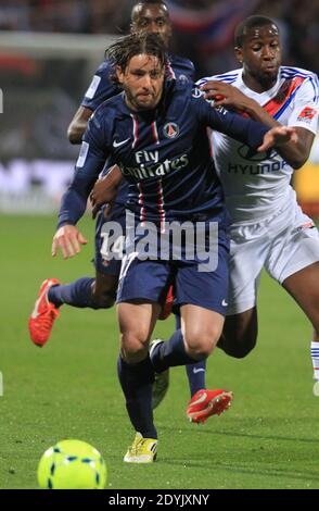 OL's Gueida Fofana und PSG's Andrade beim Fußballspiel der Ersten Liga, Olympique Lyonnais gegen Paris Saint-Germain im Gerland Stadion in Lyon, Frankreich am 12. Mai 2013. PSG gewann 1:0. Foto von Vincent Dargent/ABACAPRESS.COM Stockfoto