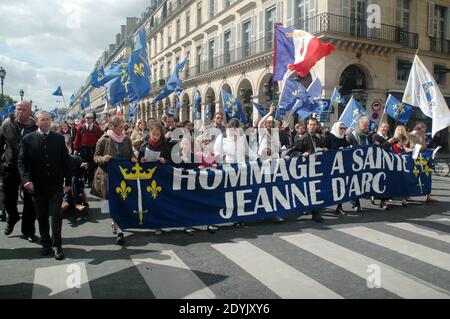 Die Menschen nehmen am märz Teil, der von der nahe gelegenen fondamentalistischen christengruppe Civitas Institut zum Gedenken an Joen von Arc. Am 12. Mai aufgerufen wurde. 2013 in Paris. 'Alain Escada, le président de l'institut Civitas'Foto von APAYDIN/ABACAPRESS.COM Stockfoto