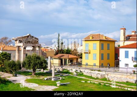 Der römische Markt und bunte Häuser in der Altstadt von Athen, Griechenland Stockfoto