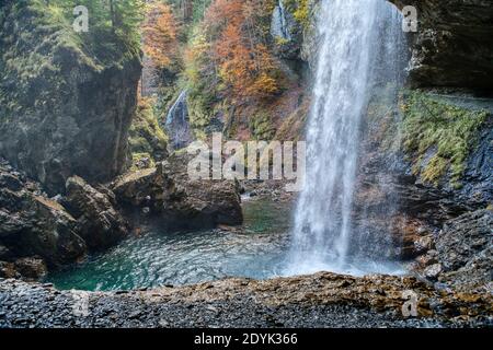 Schöner Bergwasserfall in den Schweizer Alpen. Ort: Linthal, Kanton Glarus, Schweiz, Europa Stockfoto