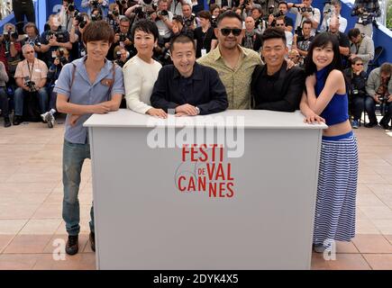 Jia Zhangke, Tao Zhao, Lanshan Luo, Yu Lik Wai, Baoqiang Wang, Meng Li posiert im Fotocall "Tian Zhu Ding" (A Touch of Sin), der am 17. Mai 2013 im Palais des Festivals im Rahmen der 66. Filmfestspiele von Cannes in Cannes, Frankreich, stattfand. Foto von Lionel Hahn/ABACAPRESS.COM Stockfoto