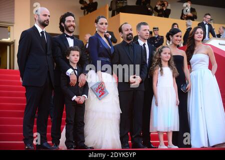 Der iranische Regisseur Asghar Farhadi (2. V.l.) und sein Team (Berenice Bejo und Tahar Rahim und Sabrina Ouazzani) kommen am dritten Tag der 66. Filmfestspiele in Cannes, Frankreich, zur Vorführung von 'Le Passe' ('die Vergangenheit') am 17. Mai 2013 an. Foto von Ammar Abd Rabbo/ABACAPRESS.COM Stockfoto