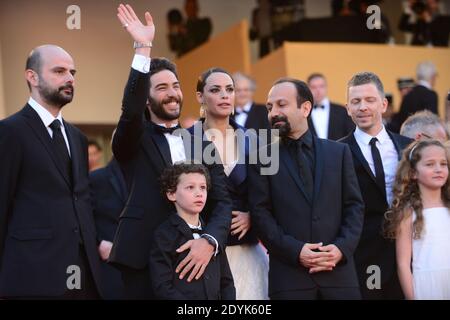 Der iranische Regisseur Asghar Farhadi (2. V.l.) und sein Team (Berenice Bejo und Tahar Rahim) kommen am dritten Tag der 66. Filmfestspiele in Cannes, Frankreich, zur Vorführung von 'Le Passe' (die Vergangenheit) am 17. Mai 2013 an. Foto von Ammar Abd Rabbo/ABACAPRESS.COM Stockfoto