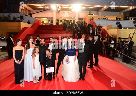 Der iranische Regisseur Asghar Farhadi (3. V.l.) und sein Team (Berenice Bejo und Tahar Rahim und Sabrina Ouazzani) verlassen das Kino nach der Vorführung von 'Le Passe' ('die Vergangenheit') am dritten Tag der 66. Filmfestspiele in Cannes, Frankreich, am 17. Mai 2013. Foto von Ammar Abd Rabbo/ABACAPRESS.COM Stockfoto