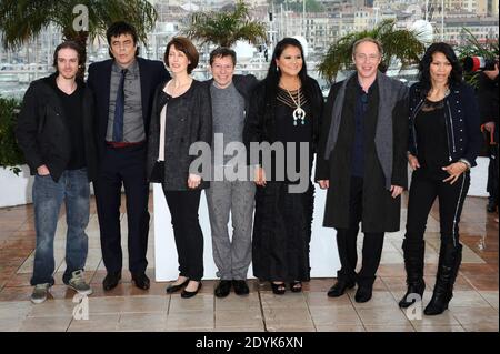 Regisseur Arnaud Desplechin, Benicio Del Toro, Mathieu Amalric, Gina McKee, Misty Upham, Michelle Thrush, Danny Mooney posiert bei Jimmy P. Psychotherapy of A Plains Indian Photocall, die am 17. Mai 2013 im Palais des Festivals im Rahmen der Filmfestspiele von Cannes, Frankreich, stattfand. Foto von Aurore Marechal/ABACAPRESS.COM Stockfoto