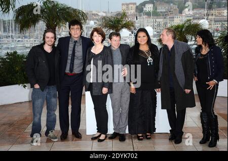 Regisseur Arnaud Desplechin, Benicio Del Toro, Mathieu Amalric, Gina McKee, Misty Upham, Michelle Thrush, Danny Mooney posiert bei Jimmy P. Psychotherapy of A Plains Indian Photocall, die am 17. Mai 2013 im Palais des Festivals im Rahmen der Filmfestspiele von Cannes, Frankreich, stattfand. Foto von Aurore Marechal/ABACAPRESS.COM Stockfoto