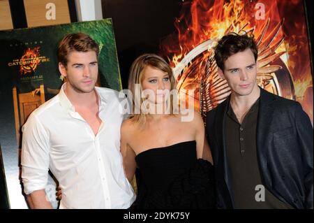 Sam Claflin , Liam Hemsworth, Jennifer Lawrence posiert während der Fotoschau "The Hunger Games: Catching Fire" im Rahmen des 66. Cannes Film Festivals im Majestic Hotel in Cannes, Frankreich am 18. Mai 2013. Foto von Alban WytersABACAPRESS.COM Stockfoto