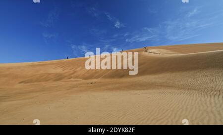 Touristen auf der westlichen Megadune-Nuoertu Lake-Badain Jaran Wüste. Innere Mongolei-China-1182 Stockfoto