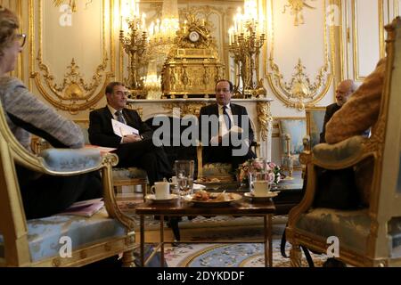 Der französische Präsident Francois Hollande empfängt eine Delegation von Wissenschaftlern mit dem Physik-Nobelpreisträger 2012, Serge Haroche, dem französischen Wissenschaftler Philippe Lazar und dem französischen Hochschulminister Genevieve Fioraso (zurück)vor einem Treffen im Elysee-Palast in Paris, Frankreich, am 21. Mai 2013. Foto von Stephane Lemouton/ABACAPRESS.COM Stockfoto
