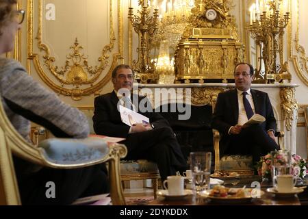 Der französische Präsident Francois Hollande empfängt eine Delegation von Wissenschaftlern mit dem Physik-Nobelpreisträger 2012, Serge Haroche, dem französischen Wissenschaftler Philippe Lazar und dem französischen Hochschulminister Genevieve Fioraso (zurück)vor einem Treffen im Elysee-Palast in Paris, Frankreich, am 21. Mai 2013. Foto von Stephane Lemouton/ABACAPRESS.COM Stockfoto