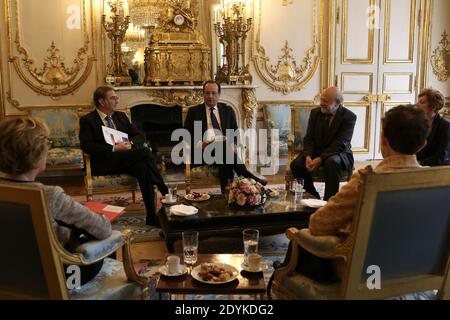 Der französische Präsident Francois Hollande empfängt eine Delegation von Wissenschaftlern mit dem Physik-Nobelpreisträger 2012, Serge Haroche, dem französischen Wissenschaftler Philippe Lazar und dem französischen Hochschulminister Genevieve Fioraso (zurück)vor einem Treffen im Elysee-Palast in Paris, Frankreich, am 21. Mai 2013. Foto von Stephane Lemouton/ABACAPRESS.COM Stockfoto