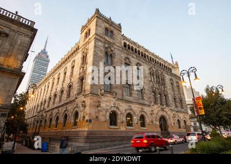 Palacio Postal und Museo Postal auf der Calle de Tacuba und Torre Latinoamericana im historischen Zentrum von Mexiko-Stadt CDMX, Mexiko. Stockfoto