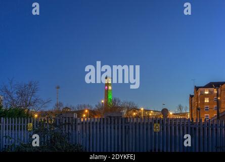 Civic Center Uhrenturm in festlichen Lichtern während der blauen Stunde im Dezember 2020 im Stadtzentrum von Southampton, Hampshire, England, Großbritannien Stockfoto