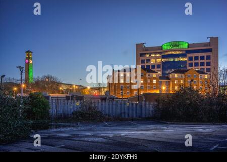 Civic Center Uhrenturm und das Quilter Bürogebäude während der blauen Stunde im Dezember 2020 im Stadtzentrum von Southampton, Hampshire, England, Großbritannien Stockfoto