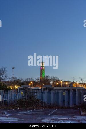 Civic Center Uhrenturm in festlichen Lichtern während der blauen Stunde im Dezember 2020 im Stadtzentrum von Southampton, Hampshire, England, Großbritannien Stockfoto