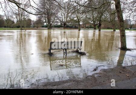 Ein Sitz am Flussufer ist in das Hochwasserwasser eingehüllt.ausgedehnte Überschwemmungen in Bedford und den umliegenden Dörfern, wo der Fluss Great Ouse seine Ufer geplatzt hat. Das britische Umweltamt gab schwere Hochwasserwarnungen für Gebiete entlang des Flusses Great Ouse aus, und Bewohner, die in der Nähe des Flusses lebten, wurden "dringend aufgefordert", eine alternative Unterkunft zu suchen, da sie sich vor Überschwemmungen fürchten. Stockfoto