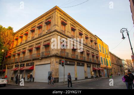 Historische Gebäude an der Calle de Tacuba und der Republica de Chile Straße in der Nähe des Zocalo Constitution Square, Mexico City CDMX, Mexiko. Stockfoto