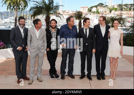 Anthony Katagas, Greg Shapiro, Darius Khondji, Jeremy Renner, James Gray und Marion Cotillard posieren bei der Fotozelle für den Film The Immigrant, der am 24. Mai 2013 im Palais des Festivals im Rahmen des 66. Filmfestivals in Cannes, Südfrankreich, stattfand. Foto von Aurore Marechal/ABACAPRESS.COM Stockfoto