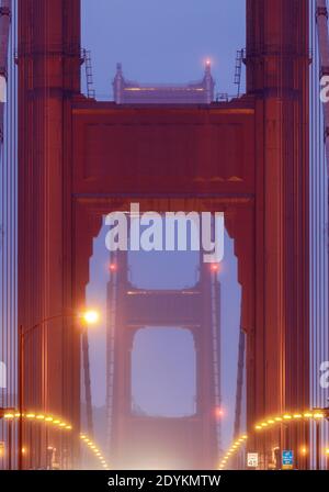 Golden Gate Bridge Nahaufnahme während der Blauen Stunde Stockfoto