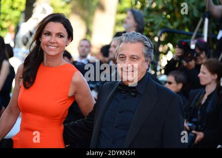 Christian Clavier und seine Frau kommen zur Filmvorführung von Immigranten, die am 24. Mai 2013 im Palais des Festivals in Cannes, Frankreich, im Rahmen der 66. Filmfestspiele von Cannes stattfand. Foto von Nicolas Briquet/ABACAPRESS.COM Stockfoto