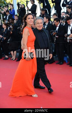Christian Clavier und seine Frau kommen zur Filmvorführung von Immigranten, die am 24. Mai 2013 im Palais des Festivals in Cannes, Frankreich, im Rahmen der 66. Filmfestspiele von Cannes stattfand. Foto von Nicolas Briquet/ABACAPRESS.COM Stockfoto