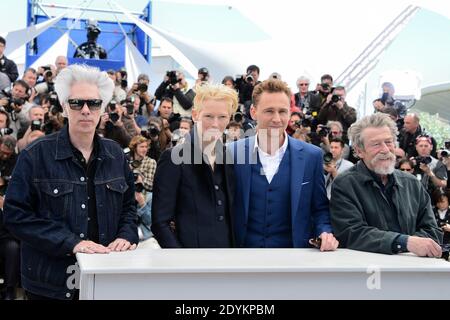 Jim Jarmusch, Tilda Swinton, Tom Hiddleston und John Hurt posieren bei der Fotowand für den Film Only Lovers Left Alive, der am 25. Mai 2013 im Palais des Festivals im Rahmen der 66. Filmfestspiele von Cannes in Cannes, Frankreich, stattfand. Foto von Nicolas Briquet/ABACAPRESS.COM Stockfoto