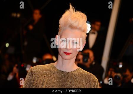 Tilda Swinton kommt zu der Vorführung "Only Lovers Left Alive", die am 25. Mai 2013 im Palais des Festivals in Cannes, Frankreich, im Rahmen der 66. Filmfestspiele von Cannes stattfand. Foto von Nicolas Briquet/ABACAPRESS.COM Stockfoto