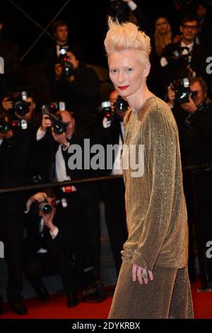 Tilda Swinton kommt zu der Vorführung "Only Lovers Left Alive", die am 25. Mai 2013 im Palais des Festivals in Cannes, Frankreich, im Rahmen der 66. Filmfestspiele von Cannes stattfand. Foto von Nicolas Briquet/ABACAPRESS.COM Stockfoto