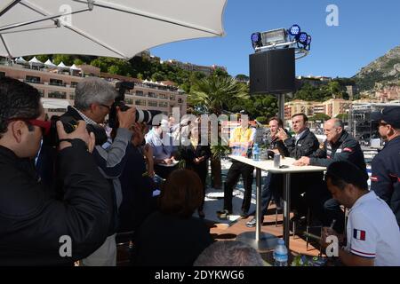 L-R (mit Sitz): Red Bull Teamchef Christian Horner, Renault-Nissan Alliance Chairman und CEO Carlos Ghosn, Toro Rosso Teamchef Franz Tost geben bekannt, dass Renault Motoren für das F1-Team "Toro Rosso" in der "Red Bull Energy Station" in Monaco liefern wird. Vor dem Formel 1 Grand Prix de Monaco am 26. Mai 2013. Foto von Ammar Abd Rabbo/ABACAPRESS.COM Stockfoto