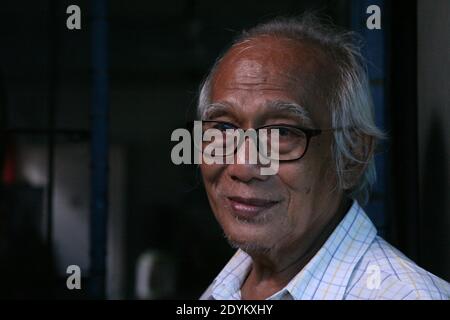 Bekasi, Indonesien. Dezember 2020. Harry Dalle ist 73 Jahre alt, eine der Geschichten eines Covid-19-Überlebenden, der derzeit allein mit seinen Aktivitäten lebt in seinem Haus in der Jatirangga-Gegend, Jatisampurna, Bekasi, West Java. Bei diesem Weihnachtsfest 2020 fühlte er sich sehr traurig und so einsam, dass er seinen jüngeren Bruder, der zuerst an Knochenmarkkrebs starb, nicht vergessen konnte. (Foto von Kuncoro Widyo Rumpoko/Pacific Press) Quelle: Pacific Press Media Production Corp./Alamy Live News Stockfoto