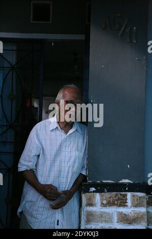 Bekasi, Indonesien. Dezember 2020. Harry Dalle ist 73 Jahre alt, eine der Geschichten eines Covid-19-Überlebenden, der derzeit allein mit seinen Aktivitäten lebt in seinem Haus in der Jatirangga-Gegend, Jatisampurna, Bekasi, West Java. Bei diesem Weihnachtsfest 2020 fühlte er sich sehr traurig und so einsam, dass er seinen jüngeren Bruder, der zuerst an Knochenmarkkrebs starb, nicht vergessen konnte. (Foto von Kuncoro Widyo Rumpoko/Pacific Press) Quelle: Pacific Press Media Production Corp./Alamy Live News Stockfoto