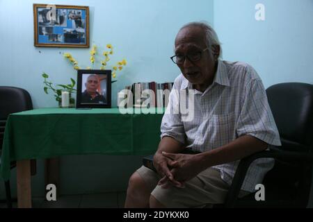 Bekasi, Indonesien. Dezember 2020. Harry Dalle ist 73 Jahre alt, eine der Geschichten eines Covid-19-Überlebenden, der derzeit allein mit seinen Aktivitäten lebt in seinem Haus in der Jatirangga-Gegend, Jatisampurna, Bekasi, West Java. Bei diesem Weihnachtsfest 2020 fühlte er sich sehr traurig und so einsam, dass er seinen jüngeren Bruder, der zuerst an Knochenmarkkrebs starb, nicht vergessen konnte. (Foto von Kuncoro Widyo Rumpoko/Pacific Press) Quelle: Pacific Press Media Production Corp./Alamy Live News Stockfoto