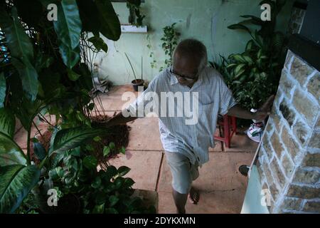 Bekasi, Indonesien. Dezember 2020. Harry Dalle ist 73 Jahre alt, eine der Geschichten eines Covid-19-Überlebenden, der derzeit allein mit seinen Aktivitäten lebt in seinem Haus in der Jatirangga-Gegend, Jatisampurna, Bekasi, West Java. Bei diesem Weihnachtsfest 2020 fühlte er sich sehr traurig und so einsam, dass er seinen jüngeren Bruder, der zuerst an Knochenmarkkrebs starb, nicht vergessen konnte. (Foto von Kuncoro Widyo Rumpoko/Pacific Press) Quelle: Pacific Press Media Production Corp./Alamy Live News Stockfoto