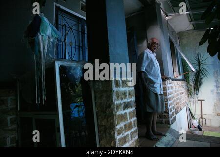 Bekasi, Indonesien. Dezember 2020. Harry Dalle ist 73 Jahre alt, eine der Geschichten eines Covid-19-Überlebenden, der derzeit allein mit seinen Aktivitäten lebt in seinem Haus in der Jatirangga-Gegend, Jatisampurna, Bekasi, West Java. Bei diesem Weihnachtsfest 2020 fühlte er sich sehr traurig und so einsam, dass er seinen jüngeren Bruder, der zuerst an Knochenmarkkrebs starb, nicht vergessen konnte. (Foto von Kuncoro Widyo Rumpoko/Pacific Press) Quelle: Pacific Press Media Production Corp./Alamy Live News Stockfoto