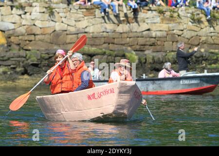 'Ca Carton a Douarnenez', 80 Boote started therace an diesem Wochenende in Douarnenez, Frankreich am Sonntag, 26. Mai 2013. Erste Welt-Regatta nur mit Karton, Verpackungsband und Farbe. Foto von Pasco/ABACAPRESS.COM Stockfoto