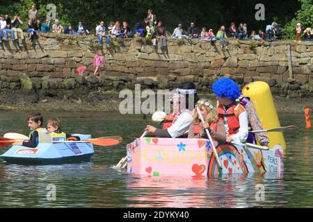 'Ca Carton a Douarnenez', 80 Boote started therace an diesem Wochenende in Douarnenez, Frankreich am Sonntag, 26. Mai 2013. Erste Welt-Regatta nur mit Karton, Verpackungsband und Farbe. Foto von Pasco/ABACAPRESS.COM Stockfoto