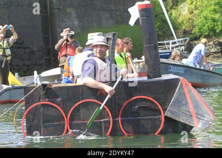 'Ca Carton a Douarnenez', 80 Boote started therace an diesem Wochenende in Douarnenez, Frankreich am Sonntag, 26. Mai 2013. Erste Welt-Regatta nur mit Karton, Verpackungsband und Farbe. Foto von Pasco/ABACAPRESS.COM Stockfoto