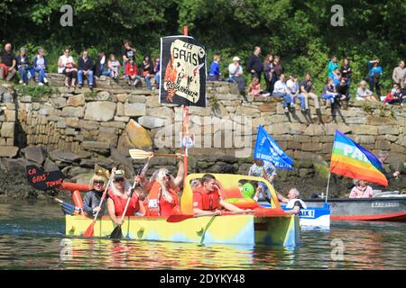 'Ca Carton a Douarnenez', 80 Boote started therace an diesem Wochenende in Douarnenez, Frankreich am Sonntag, 26. Mai 2013. Erste Welt-Regatta nur mit Karton, Verpackungsband und Farbe. Foto von Pasco/ABACAPRESS.COM Stockfoto